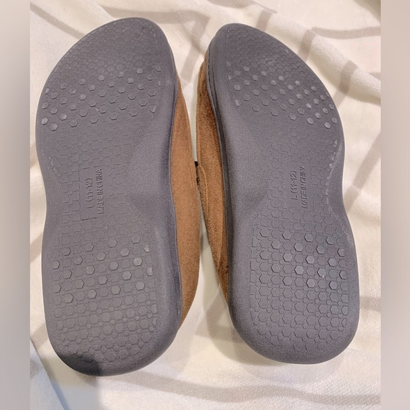 Men’s Brown Slippers. Like New!!!! - Picture 3 of 4